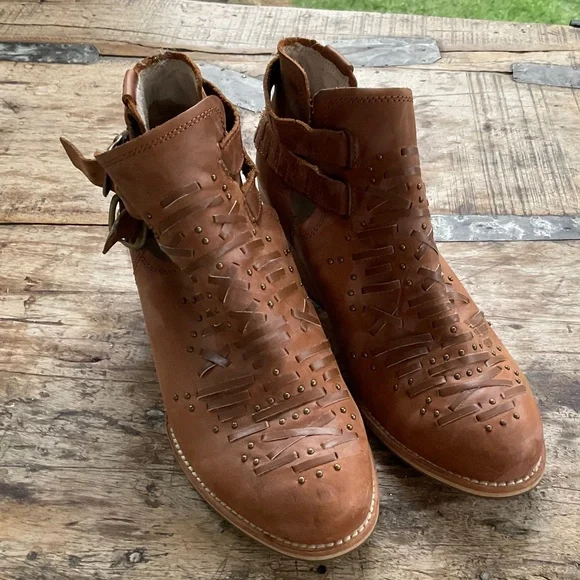 Catepillar CAT tan leather boots 8. - Picture 1 of 14